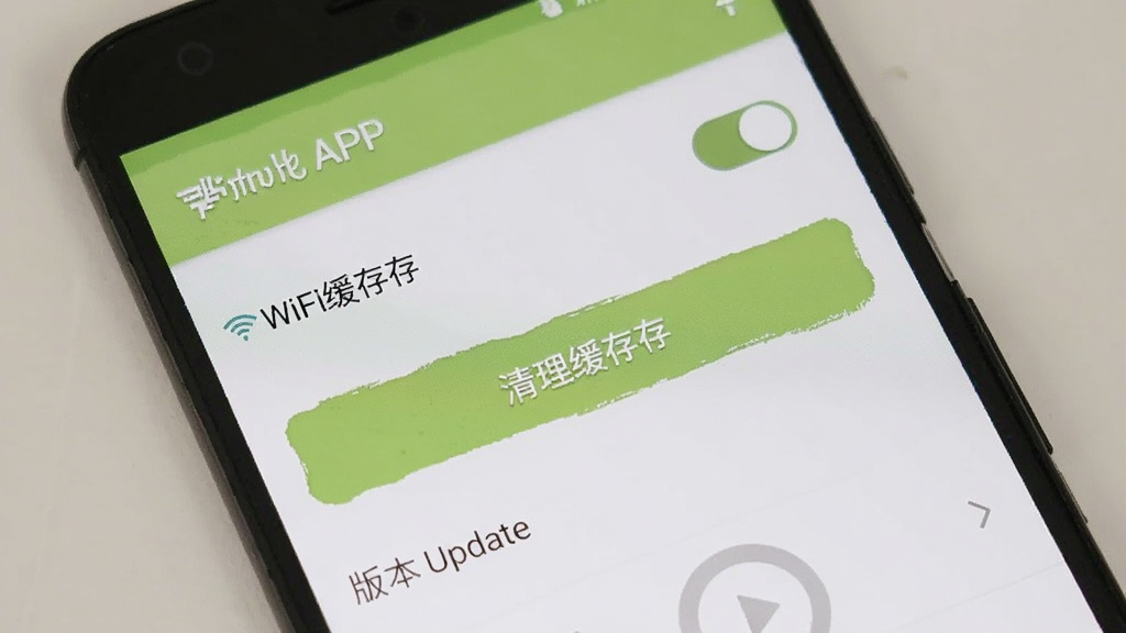 一部安卓手机显示野果APP的设置页面,页面中有WiFi缓存开关、清理缓存按钮、版本更新选项,界面简洁,配色为白色和浅绿色,画质清晰,布局规整,无多余元素