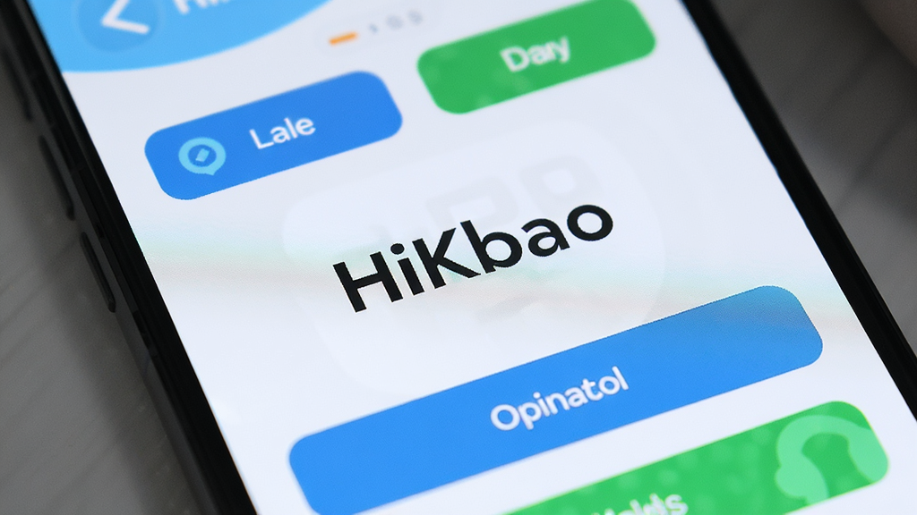 一张手机屏幕特写图,展示 HiKbao 软件的功能操作界面,界面中有清晰的按钮和图标,画面中央有 “HiKbao” 字样,布局简洁,风格现代,光线柔和,细节丰富,画质高清,无多余装饰元素