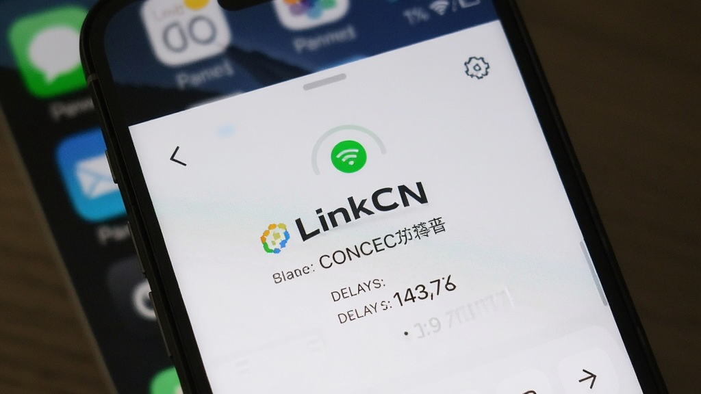 一张展示LinkCN在手机上连接成功的界面截图,屏幕显示已连接状态,有绿色指示灯和延迟数值,背景为手机桌面,风格真实自然,高清画质,干净无多余元素