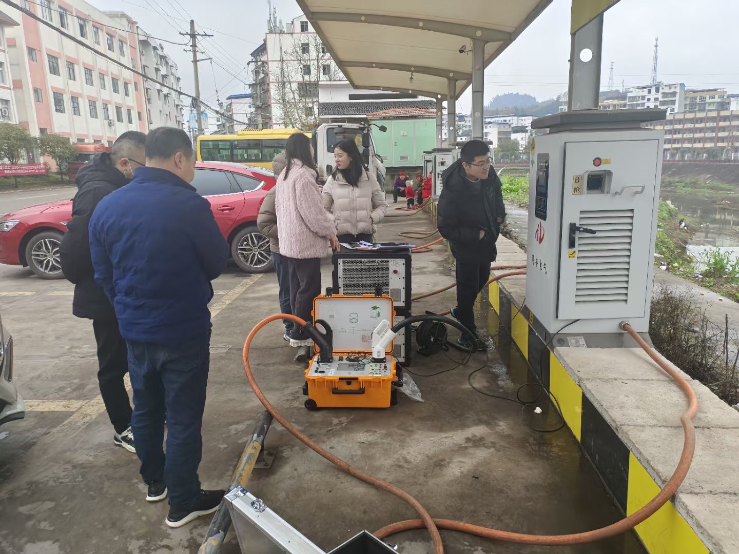 闪得能源充电桩安装施工 电力容量勘测