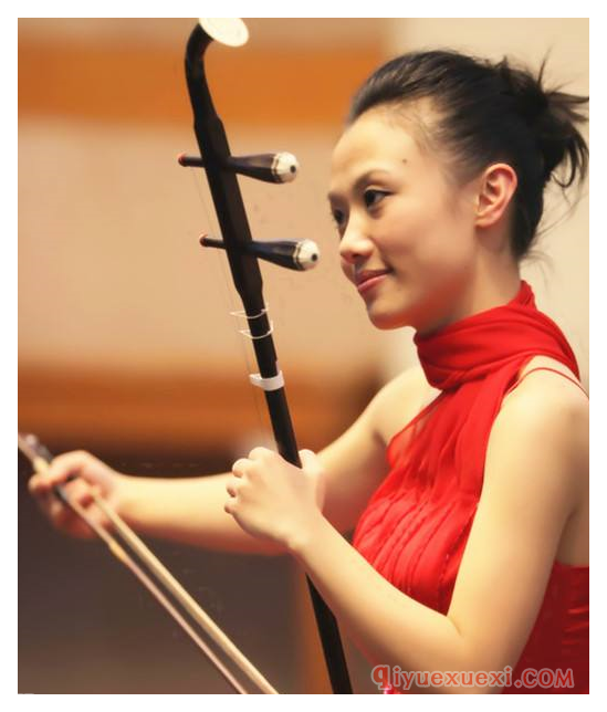 二胡校音器夹在琴杆上的正确位置示意图