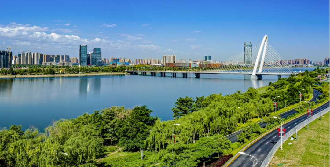西安环境治理后的城市公园绿道风景图
