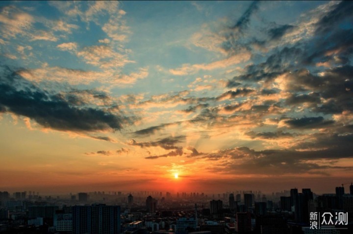黎明飞驰清晨观景台停车拍照场景