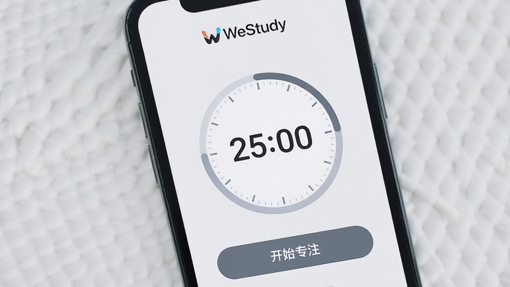 一张展示WeStudy专注计时功能的手机界面图片,手机屏幕中央是一个圆形计时器,显示剩余时间