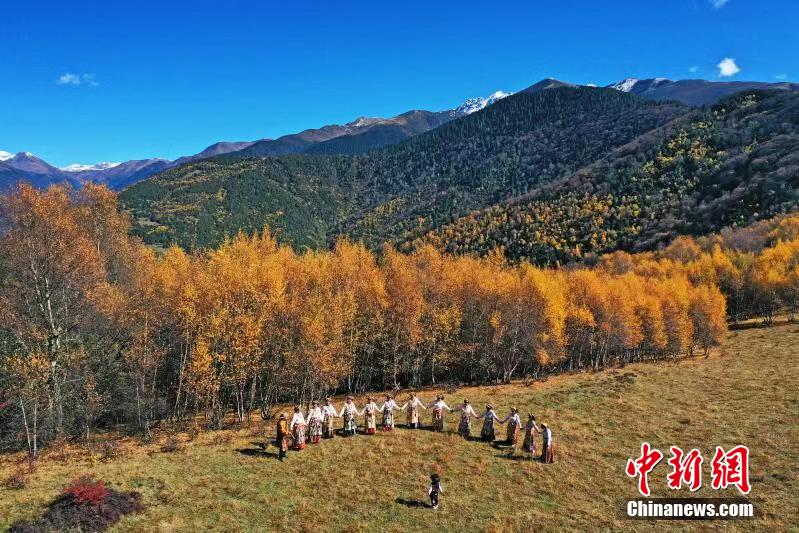 醉美马尔康自驾路线沿途彩林与藏寨