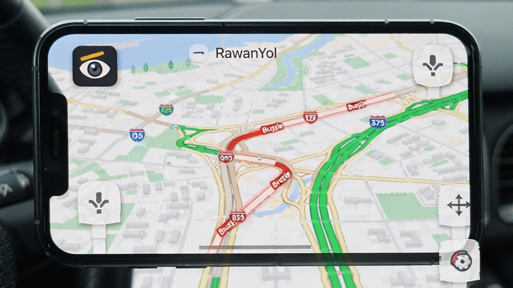 RawanYol导航实时路况界面预览图,手机屏幕上显示城市道路地图,拥堵路段用红色标注,畅通路段为绿色,屏幕上方有电子眼提醒图标,界面简洁直观,画质清晰