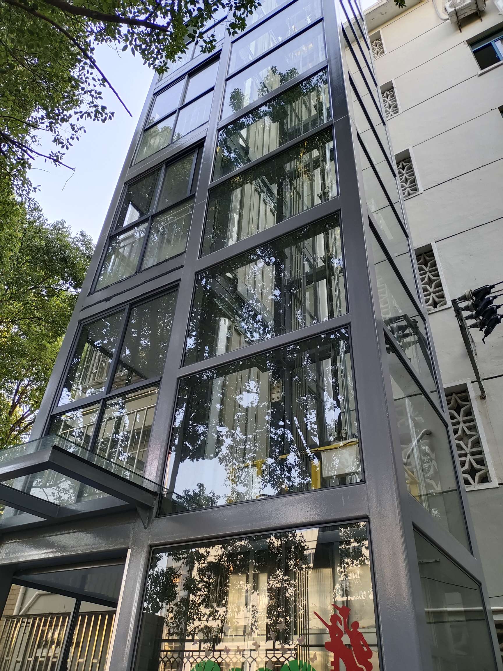 智慧电梯家老旧小区电梯改造实拍场景