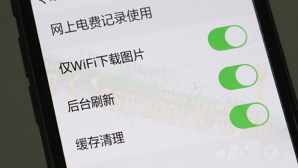 �ֻ���Ļ��ʾ���ϵ�Ѽ�¼��ʹ������ҳ�棬ҳ�����С���WiFi����ͼƬ������̨ˢ�¡���������������ѡ��أ�����Ϊǳɫ������๤������棬�Ű������б��������������޶���Ԫ��