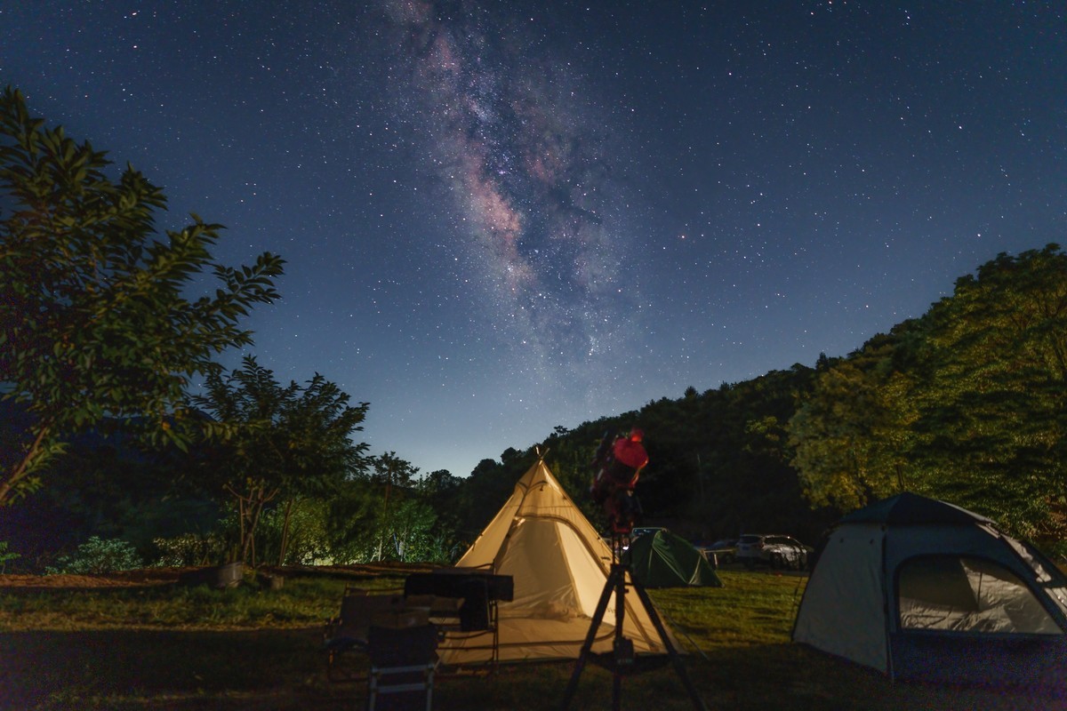 漫星屿露营基地夜间星空观星场景与观星台