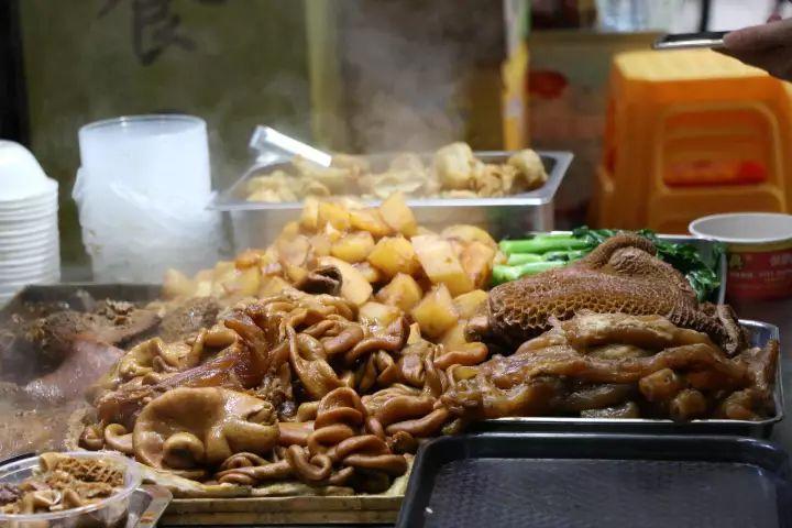 六渡桥巷子牛杂汤糯米鸡面窝小吃摊