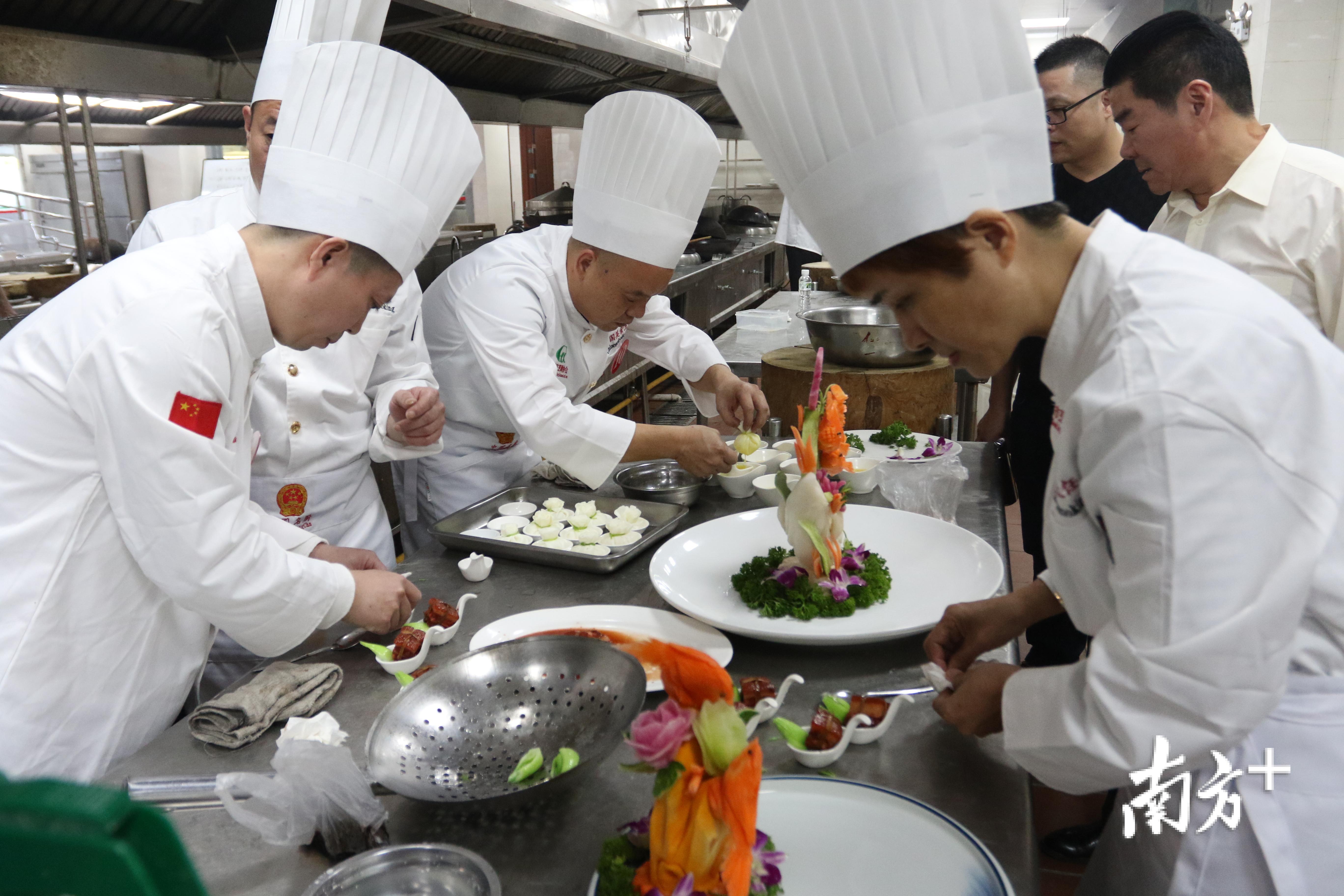 一席御厨厨师端 后厨分工协作与帮手搭配玩法画面