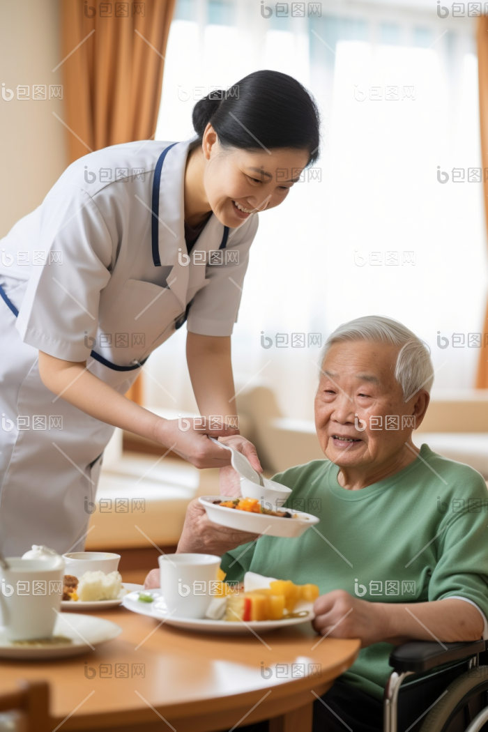 银龄世界养老 护工照顾老人 三餐护理 场景
