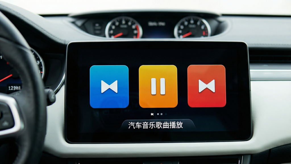 汽车驾驶舱内视角,中控屏幕显示大号播放控制按钮,包含上一曲、播放暂停、下一曲图标,按钮尺寸较大且配色醒目,屏幕下方有