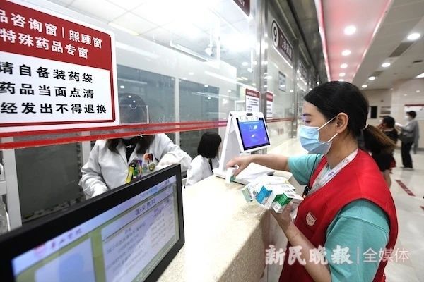 小红帽陪诊 陪诊员协助老人挂号取药