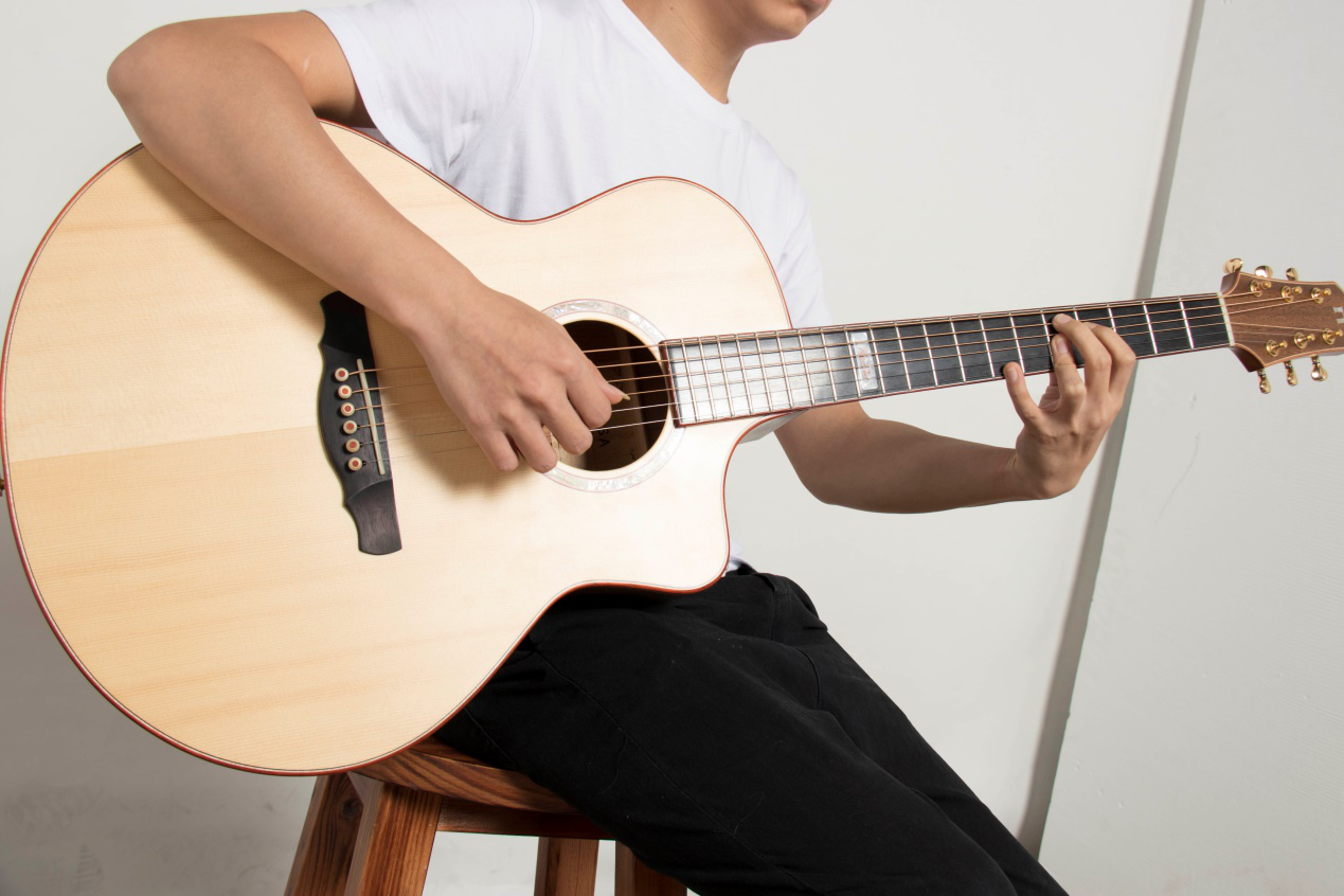 娜塔莎吉他Natasha Guitar新手练琴场景 入门型号弹奏实拍