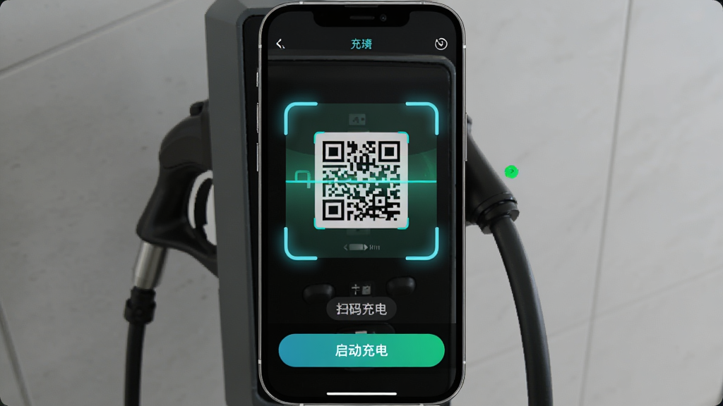 充电圈扫码充电操作界面,主体为手机摄像头对准充电桩二维码的扫描画面,布局为取景框居中加底部操作按钮,排版上下结构,风格为深色科技感界面,细节包含扫描框光效、充电桩二维码、启动充电按钮,画质高清干净无多余元素