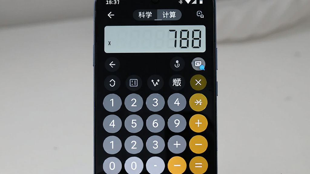 主体为一台竖屏安卓手机,屏幕上显示全计算器智能计算的主界面,按键排列整齐,顶部有科学计算切换标签,布局简洁居中,风格为清爽科技感,细节包含数字按键、运算符、历史记录小图标,画质清晰干净无多余元素