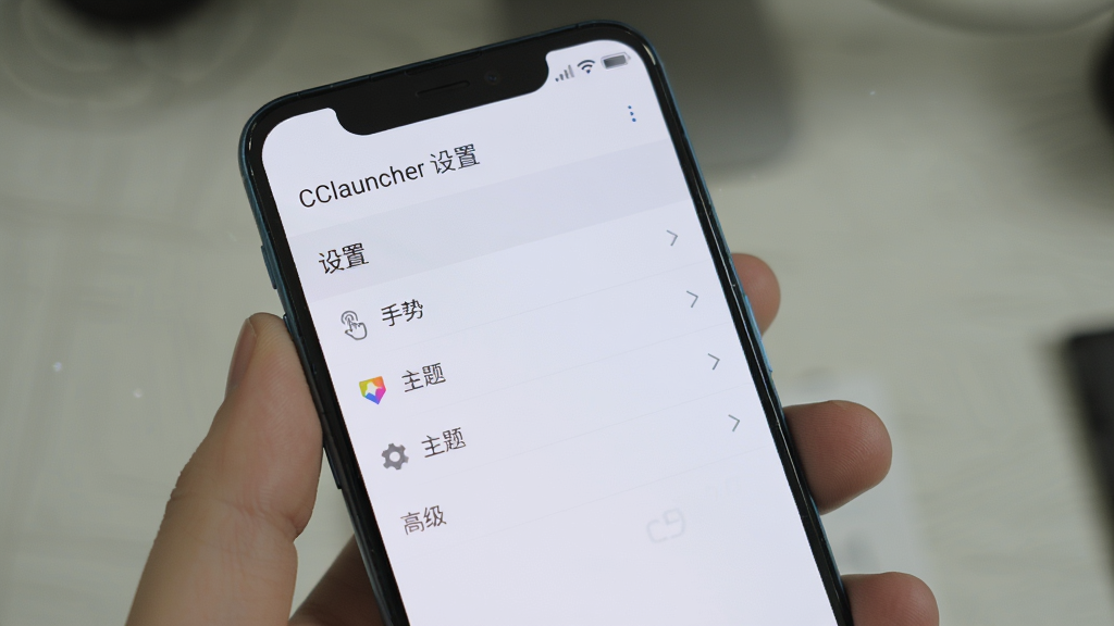 主体:一部手机展示CClauncher的设置界面。布局:屏幕显示“设置”菜单项,包括“手势”、“主题”、“高级”等。排版:列表式布局,清晰明了。风格:简洁的浅色UI风格。细节:屏幕顶部显示“CClauncher 设置”字样,界面干净整洁,展现出强大的功能选项,画质清晰,无多余元素。