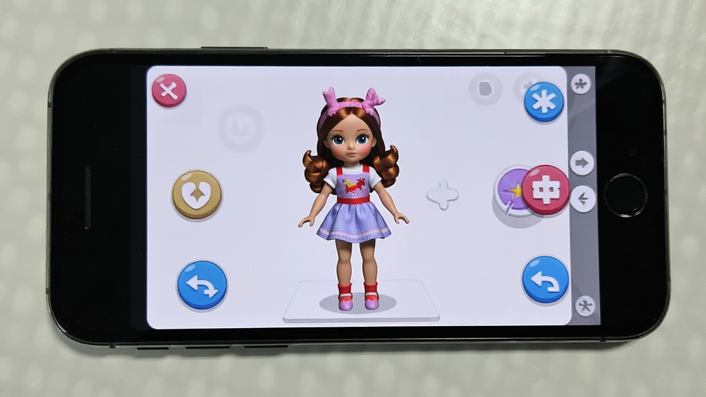 一张Doll box在手机屏幕上运行的实拍图,画面清晰显示玩偶装扮界面,周围有操作按钮,手机边缘清晰,背景简洁,画质干净,无多余元素