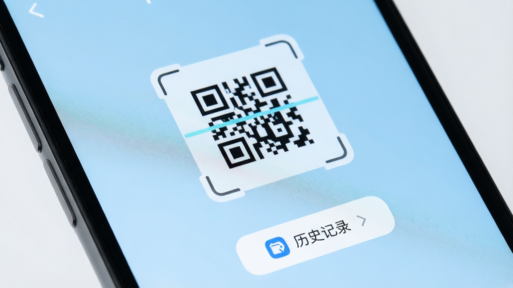 一张智能手机屏幕特写,屏幕中央显示查扫一扫二维码应用主界面,上方有扫描框,下方有历史记录按钮,背景为淡蓝色渐变,界面简洁现代,图标清晰,整体风格干净明亮,高分辨率,画质细腻,无多余元素