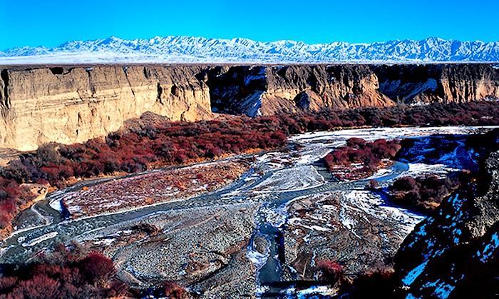 大美肃北党河峡谷秋色风景