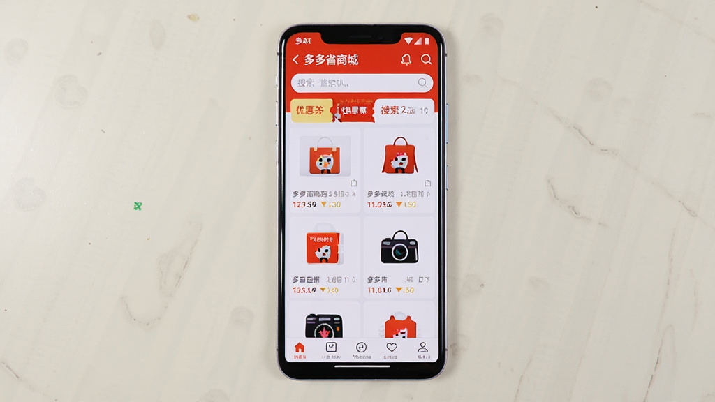һ���ֻ���Ļչʾ���ʡ�̳�APP��ҳ�Ļ��棬������һ��������׿�ֻ�������Ϊ�ֻ����з�����ǳɫ�����ϣ���Ļ����ʾ���ʡ�̳ǽ��������Ʒ�б����Ż�ȯͼ������������Ű������������Ϊ�ִ���ƽ��UI��ƣ�ϸ�ڰ�����Ļ��Ե΢�ⷴ��͵ײ������������ʸ��壬�ɾ����޶���Ԫ��