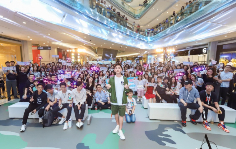 星艺人线下活动粉丝见面会 现场互动应援周边