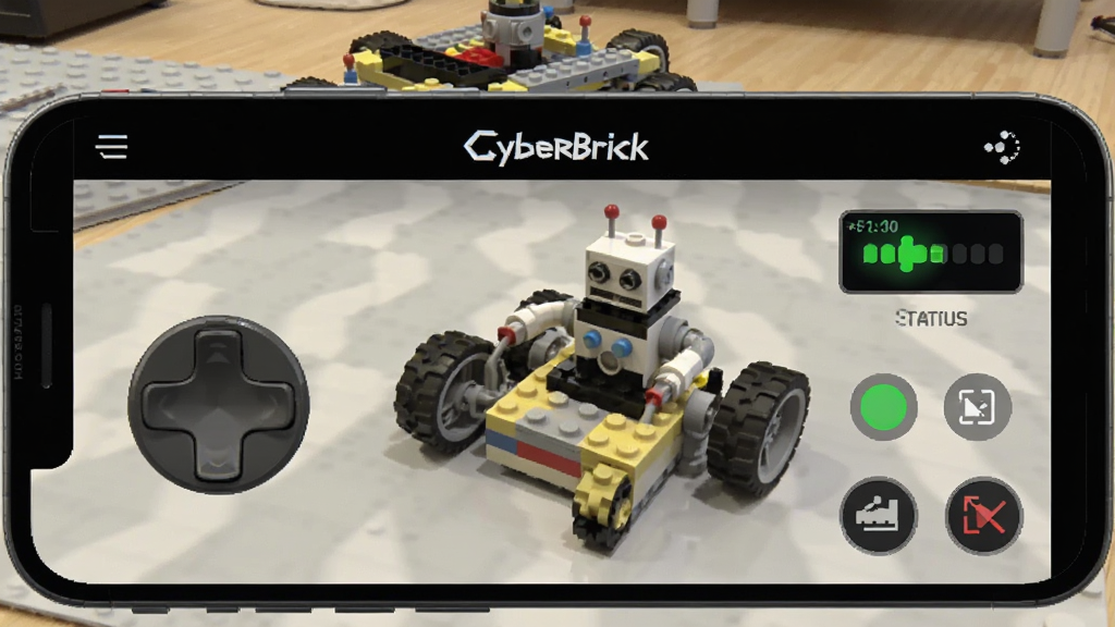 一张展示CyberBrick应用在安卓手机上运行遥控界面的场景图,画面中手机横屏显示虚拟摇杆和机器人状态指示,背景是桌面上的积木小车,风格清晰实用,细节丰富,画质干净,无多余元素