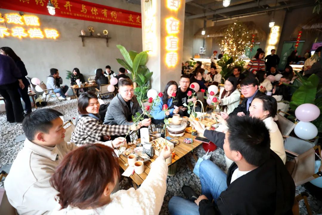 本地聊情同城活动认识单身朋友的现场场景