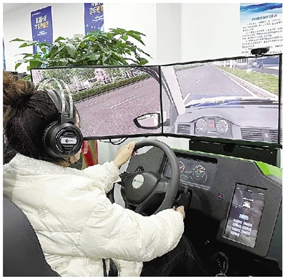 模拟真车驾驶课陪练场景与副刹装置实拍
