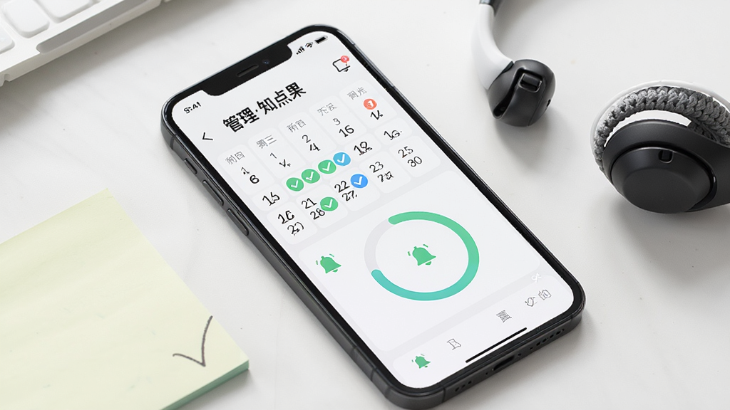 一部手机屏幕展示“管理知点果”学习计划日历界面,页面上有打卡标记和进度环,手机旁放置一副耳机和便签纸,主体为手机屏幕,布局采用对角线构图,排版简洁,风格轻松生活化,细节包含日期数字、完成勾选、提醒铃铛图标,画质高清,干净,无多余元素
