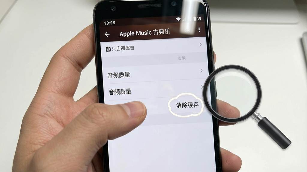 һ���ֻ�����ʾ��ͼ��������һֻ�����Ű�׿�ֻ�����Ļ����ʾ��Apple Music �ŵ��֡�������ҳ�棬��ָ���������Ƶ������ѡ��Ա��зŴ�ͼ��ָ��������桱��ť������Ϊ��һ�˳��ӽǣ����дʵ�����ϸ�ڰ�����ָ��������Ļ���⡢�������������������ʸ��壬�ɾ����޶���Ԫ�ء�