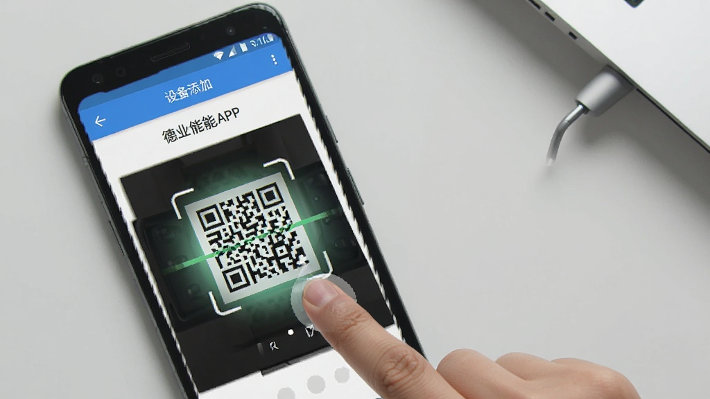 一张展示德业储能APP在安卓手机上运行的操作示意图,画面中手机屏幕显示设备添加二维码扫描界面,旁边有手指点击屏幕的动作示意,背景为浅灰色桌面,整体风格简洁明了,画质清晰,无多余装饰